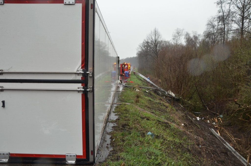 VU LKW umgestuerzt A 3 Rich Frankfurt AS Koenigsforst P422.JPG - Miklos Laubert